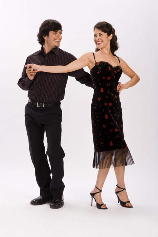 西方人,两个人,夫妻,跳舞者,站,握手,笑,微笑,露齿笑,横图,室内,白天,白色背景,正面,衬衫,裙子,爱情,跳舞,欧洲,欧洲人,连衣裙,浪漫,注视,黑色,耳环,观察,看,站着,温暖,温馨,恩爱,恋人,摄影,影棚,观看,吊带裙,和睦,察看,关爱,关注,舞姿,耳饰,男人,男性,年轻男性,年轻女性,女人,女性,白种人,夫妇,情侣,舞蹈家,舞蹈演员,舞者,搀手,拉手,手搀手,手拉手,手牵手,手握手,站立,彩图,全身,影棚拍摄,衬衣,拍摄,舞蹈,伴侣,融洽