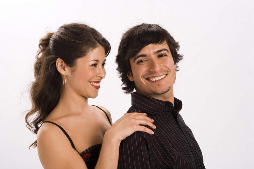 西方人,两个人,夫妻,跳舞者,站,笑,微笑,露齿笑,横图,室内,白天,白色背景,侧面,衬衫,裙子,爱情,跳舞,欧洲,欧洲人,连衣裙,浪漫,黑色,耳环,站着,恩爱,恋人,摄影,影棚,吊带裙,舞姿,耳饰,男人,男性,年轻男性,年轻女性,女人,女性,白种人,夫妇,情侣,舞蹈家,舞蹈演员,舞者,站立,半身,彩图,影棚拍摄,衬衣,拍摄,舞蹈,伴侣