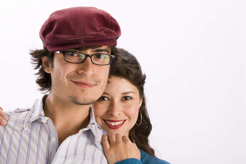 西方人,脸,头,脸颊,两个人,夫妻,站,笑,微笑,露齿笑,横图,室内,白天,白色背景,正面,爱情,帽子,欧洲,欧洲人,眼镜,浪漫,红色,耳环,站着,恩爱,恋人,摄影,影棚,贝雷帽,近视眼镜,一顶,耳饰,男人,男性,年轻男性,年轻女性,女人,女性,白种人,头部,脸部,脸蛋,面部,夫妇,情侣,站立,半身,彩图,影棚拍摄,拍摄,伴侣