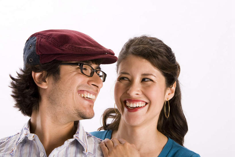 西方人,脸,头,脸颊,两个人,夫妻,站,笑,微笑,露齿笑,横图,室内,白天,白色背景,侧面,爱情,帽子,欧洲,欧洲人,眼镜,浪漫,扭头,红色,耳环,站着,转头,恩爱,恋人,摄影,影棚,贝雷帽,近视眼镜,一顶,耳饰,男人,男性,年轻男性,年轻女性,女人,女性,白种人,头部,脸部,脸蛋,面部,夫妇,情侣,站立,半身,彩图,影棚拍摄,拍摄,伴侣