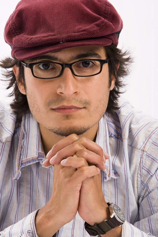 西方人,脸,头,脸颊,一个人,坐,竖图,室内,特写,白天,白色背景,正面,爱情,帽子,仅一个男性,仅一个人,服装,时间,时钟,手表,眼镜,浪漫,计时,休闲装,装饰品,仅一个年轻男性,衣服,红色,戒指,饰品,首饰,钟表,休闲,休闲服,表,恩爱,摄影,服饰,影棚,腕表,信物,权利,贝雷帽,近视眼镜,一顶,手饰,男人,男性,年轻男性,白种人,头部,脸部,脸蛋,面部,钟,坐着,半身,彩图,影棚拍摄,拍摄