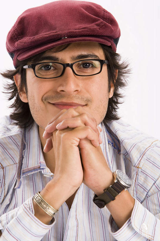 西方人,脸,头,脸颊,一个人,坐,笑,微笑,竖图,室内,特写,白天,白色背景,正面,帽子,仅一个男性,仅一个人,服装,时间,时钟,手表,眼镜,计时,休闲装,仅一个年轻男性,衣服,红色,钟表,休闲,休闲服,表,摄影,服饰,手镯,影棚,腕表,贝雷帽,近视眼镜,一顶,男人,男性,年轻男性,白种人,头部,脸部,脸蛋,面部,钟,坐着,半身,彩图,影棚拍摄,拍摄