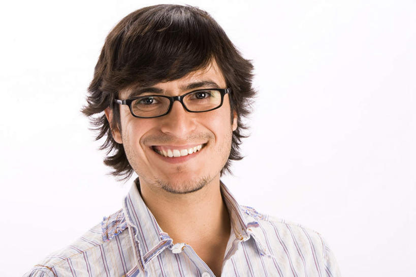 西方人,一个人,站,笑,微笑,横图,室内,特写,白天,白色背景,侧面,仅一个男性,仅一个人,服装,眼镜,休闲装,仅一个年轻男性,衣服,站着,休闲,休闲服,摄影,服饰,影棚,近视眼镜,男人,男性,年轻男性,白种人,站立,彩图,全身,影棚拍摄,拍摄