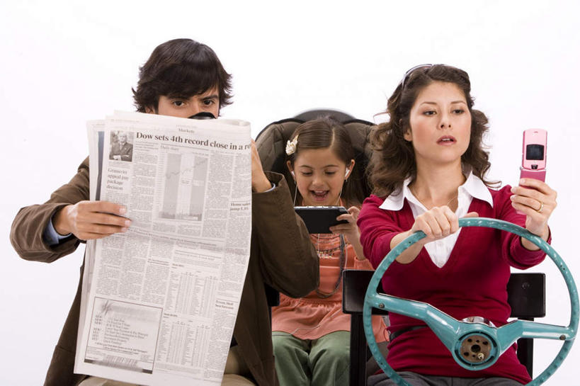 西方人,儿童,三个人,家庭,坐,笑,打电话,大笑,横图,室内,白天,白色背景,正面,爱情,游戏,阅读,快乐,满意,幸福,报纸,杯子,电话,手机,项链,欧洲,欧洲人,学习,墨镜,眼镜,音响,浪漫,音乐,玩,娱乐,通讯设备,装饰品,小孩,耳机,方向盘,戒指,饰品,首饰,水杯,太阳镜,太阳眼镜,看,张嘴,享受,休闲,温暖,温馨,一家人,遮阳镜,恩爱,放松,浏览,摄影,游戏机,影棚,活动,信物,和睦,舒适,享乐,权利,发泄,消遣,智力,发卡,张大嘴巴,哈哈大笑,宣泄,手饰,交流,男人,男性,年轻男性,年轻女性,女孩,女人,女性,白种人,孩子,茶杯,张开嘴,沟通,通话,玩耍,嬉戏,坐着,半身,彩图,影棚拍摄,狂笑,拍摄,融洽,女生