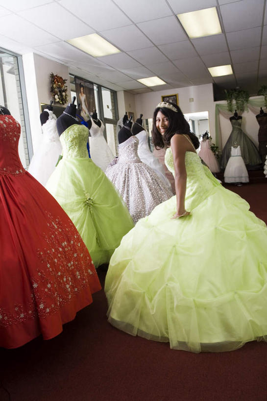 西方人,一个人,新娘,站,笑,微笑,露齿笑,竖图,照片,室内,白天,正面,婚纱,婚礼,快乐,项链,叶子,相框,欧洲,非洲,黑人,欧洲人,仅一个年轻女性,仅一个女性,仅一个人,许多,握,庆祝,鲜艳,人造模特,墙,绿叶,结婚,美丽,注视,漂亮,墙壁,墙面,装饰品,饰品,首饰,观察,看,站着,喜庆,嫩叶,色彩,颜色,握着,摄影,道具,观看,纪念,察看,优美,头冠,关注,摩登,艳丽,服装模特,模特道具,时装道具,展示道具,服装模特道具,陈列道具,婚纱店,斑斓,标致,瑰丽,娇艳,锦绣,娟秀,俊丽,奇丽,俏丽,时兴,秀丽,年轻女性,女人,女性,非洲人,叶,叶片,相片,站立,彩图,全身,婚礼服,礼服,高兴,拍摄,照相