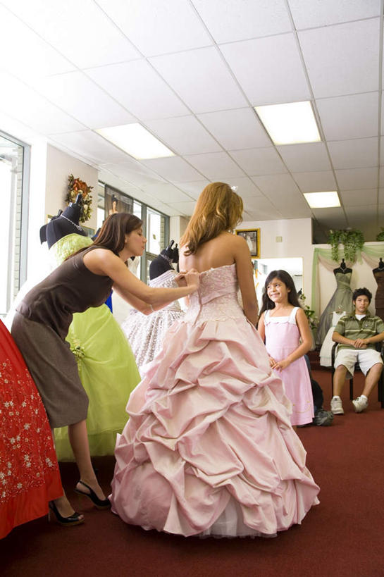 西方人,儿童,三个人,新娘,伙伴,朋友,站,笑,微笑,露齿笑,竖图,室内,白天,正面,婚纱,婚礼,快乐,友谊,纯洁,窗户,地毯,落地窗,项链,照明,欧洲,欧洲人,许多,握,庆祝,鲜艳,人造模特,墙,屋顶,灯光,结婚,美丽,顶棚,注视,漂亮,顶灯,玻璃窗,墙壁,墙面,灯,装饰品,小孩,红色,饰品,首饰,灯具,观察,看,站着,喜庆,可爱,色彩,童年,童趣,颜色,握着,道具,观看,纪念,照亮,察看,优美,头冠,照明设备,关注,摩登,艳丽,童真,烂漫,无邪,服装模特,模特道具,时装道具,展示道具,服装模特道具,陈列道具,婚纱店,斑斓,标致,瑰丽,娇艳,锦绣,娟秀,俊丽,奇丽,俏丽,时兴,秀丽,天真,友情,年轻女性,女孩,女人,女性,白种人,孩子,站立,半身,彩图,婚礼服,礼服,高兴,女生