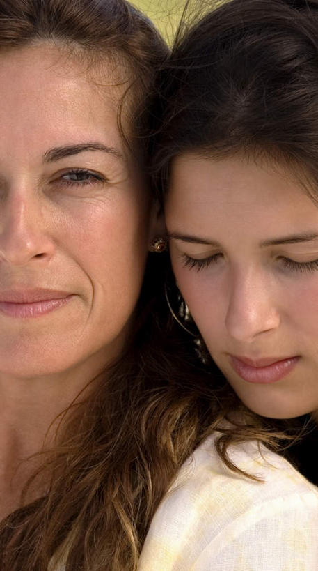 西方人,脸,头,脸颊,两个人,伙伴,朋友,站,闭眼,竖图,室外,特写,白天,正面,友谊,欧洲,欧洲人,服装,朦胧,模糊,棕色,休闲装,衣服,黑色,耳环,低头,站着,休闲,休闲服,服饰,耳饰,友情,年轻女性,女人,女性,白种人,头部,长发,卷发,脸部,脸蛋,面部,闭眼睛,闭着眼,闭着眼睛,站立,半身,彩图