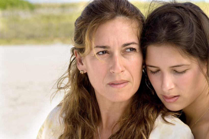 西方人,脸,头,脸颊,两个人,伙伴,朋友,站,横图,室外,特写,白天,正面,旅游,度假,友谊,沙滩,欧洲,欧洲人,服装,朦胧,模糊,沙子,海岸,棕色,沙地,注视,休闲装,娱乐,衣服,黑色,耳环,低头,观察,看,站着,享受,休闲,休闲服,放松,服饰,观看,察看,关注,耳饰,友情,年轻女性,女人,女性,白种人,头部,长发,卷发,脸部,脸蛋,面部,海滩,站立,半身,彩图