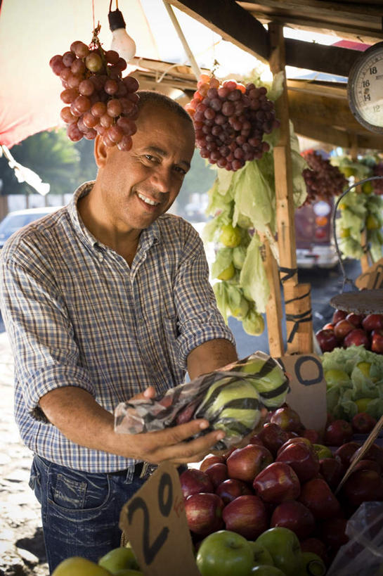 西方人,一个人,站,笑,微笑,露齿笑,竖图,室外,白天,侧面,衬衫,购物,消费,仪器,柑橘,葡萄,袋子,水果,欧洲,欧洲人,仅一个男性,仅一个人,仅一个中年男性,吊挂,悬挂,条纹,新鲜,包装袋,标签,标志,手提袋,数字,摊位,文字,字符,生食,食品,果实,购物袋,拿,拿着,注视,标识,食物,蓝色,黑色,观察,看,站着,金融,阿拉伯数字,有机食品,绿色食品,观看,察看,衡量,购买,关注,计量,贸易,衡器,男人,男性,中年男性,白种人,秤,山葫芦,蒲桃,橘子,桔子,橙子,橙,草龙珠,抬头,仰头,站立,半身,彩图,衬衣,短发