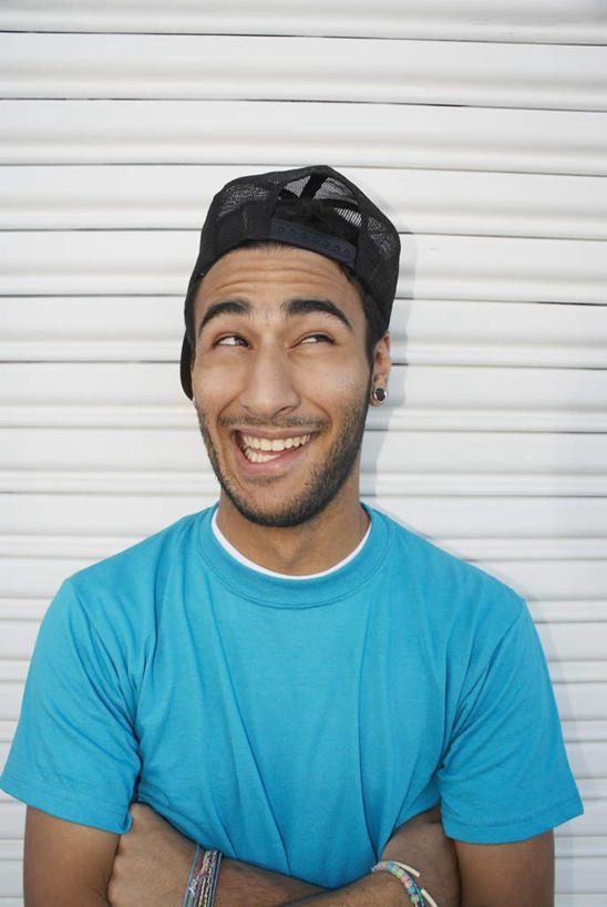 西方人,一个人,站,双手交叉,竖图,室外,白天,正面,欧洲,欧洲人,仅一个男性,仅一个人,服装,注视,休闲装,仅一个年轻男性,衣服,蓝色,观察,看,站着,休闲,休闲服,服饰,观看,卷帘门,察看,双手抱胸,关注,男人,男性,年轻男性,白种人,站立,半身,彩图