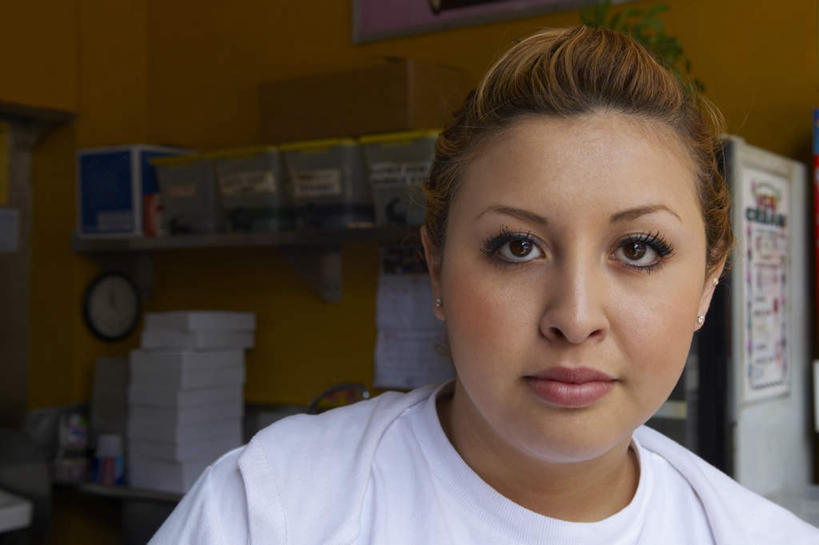 东方人,脸,头,脸颊,一个人,坐,笑,微笑,横图,室内,特写,白天,正面,亚洲,仅一个年轻女性,仅一个女性,仅一个人,服装,时间,时钟,塑料,计时,注视,休闲装,黄种人,盒子,衣服,白色,容器,塑料制品,挂钟,钟表,观察,看,休闲,休闲服,表,服饰,观看,储藏,察看,储存,关注,塑料盒,年轻女性,女人,女性,亚洲人,头部,脸部,脸蛋,面部,钟,坐着,半身,彩图,贮存