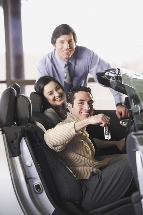 西方人,三个人,商务人士,商务男性,商务女性,站,坐,竖图,室内,白天,正面,衬衫,安全,窗户,汽车,欧洲,欧洲人,套装,防护,钥匙,拿,拿着,玻璃窗,车,交通工具,轿车,站着,保护,开启,封闭,载具,保险,商务装,私密,工薪阶层,保全,周全,安稳,安定,防盗,汽车店,平安,男人,男性,年轻男性,年轻女性,女人,女性,白种人,白领,上班族,站立,坐着,半身,彩图,衬衣