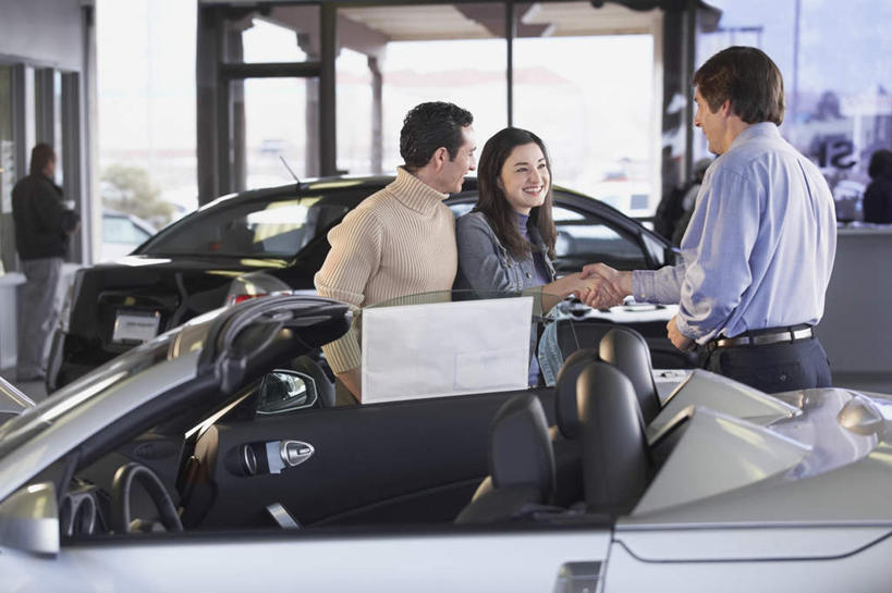 西方人,三个人,商务人士,商务男性,商务女性,站,坐,握手,笑,微笑,露齿笑,横图,室内,白天,正面,衬衫,窗户,汽车,欧洲,欧洲人,套装,玻璃窗,相视,车,交通工具,轿车,站着,面对面,对视,载具,相对,商务装,工薪阶层,相看,汽车店,男人,男性,年轻男性,年轻女性,女人,女性,白种人,白领,上班族,搀手,拉手,手搀手,手拉手,手牵手,手握手,站立,坐着,半身,彩图,衬衣