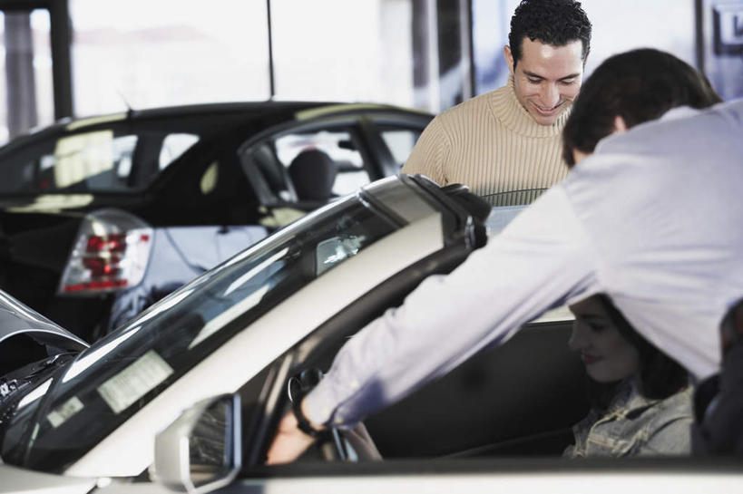 西方人,三个人,站,坐,横图,室内,白天,正面,爱情,汽车,欧洲,欧洲人,浪漫,车,交通工具,轿车,站着,温暖,温馨,恩爱,恋人,和睦,载具,汽车店,男人,男性,年轻男性,年轻女性,女人,女性,白种人,情侣,站立,坐着,半身,彩图,伴侣,融洽