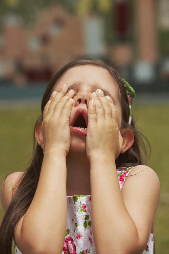 西方人,儿童,脸,头,脸颊,一个人,站,竖图,室外,特写,白天,正面,纯洁,草地,草坪,植物,欧洲,欧洲人,仅一个女性,仅一个人,模糊,草,小孩,绿色,黑色,站着,仅一个小孩,可爱,童年,童趣,遮,遮掩,掩盖,遮挡,童真,烂漫,无邪,遮盖,掩饰,含糊,恍惚,模胡,依稀,隐约,昂首,天真,女孩,女人,女性,白种人,孩子,头部,长发,脸部,脸蛋,面部,抬头,仰头,站立,半身,彩图,女生