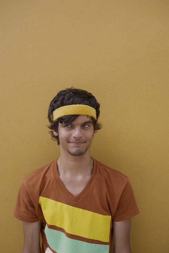 西方人,一个人,站,笑,微笑,竖图,室外,白天,正面,欧洲,欧洲人,仅一个男性,仅一个人,戴,服装,墙,休闲装,发带,墙壁,墙面,仅一个年轻男性,一个,衣服,黄色,红色,蓝色,站着,休闲,休闲服,服饰,单个,戴着,男人,男性,年轻男性,白种人,站立,半身,彩图