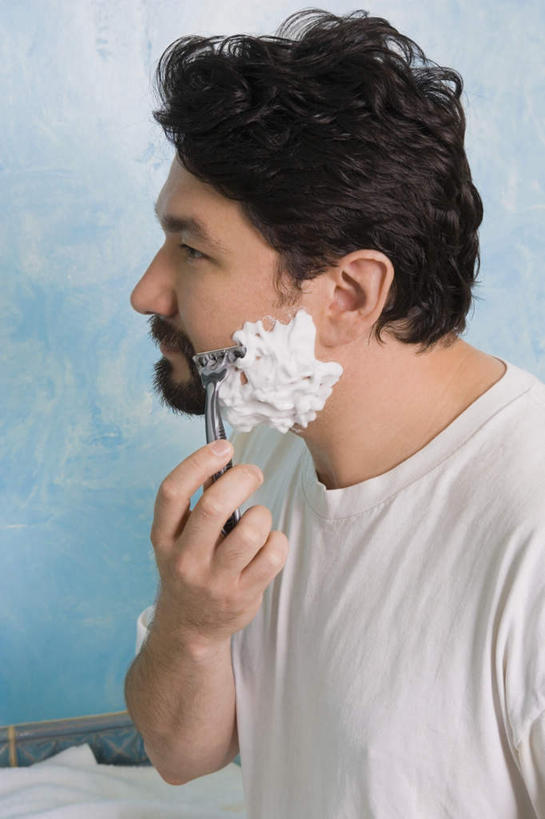 西方人,胡须,一个人,站,竖图,室内,白天,侧面,欧洲,欧洲人,仅一个男性,仅一个人,握,服装,泡沫,剃须刀,拿,拿着,休闲装,仅一个年轻男性,衣服,白色,黑色,清洁,站着,休闲,休闲服,护理,握着,服饰,刮,剃须,仪容,仪表,男人,男性,年轻男性,白种人,胡子,卷发,络腮胡,站立,半身,彩图,短发