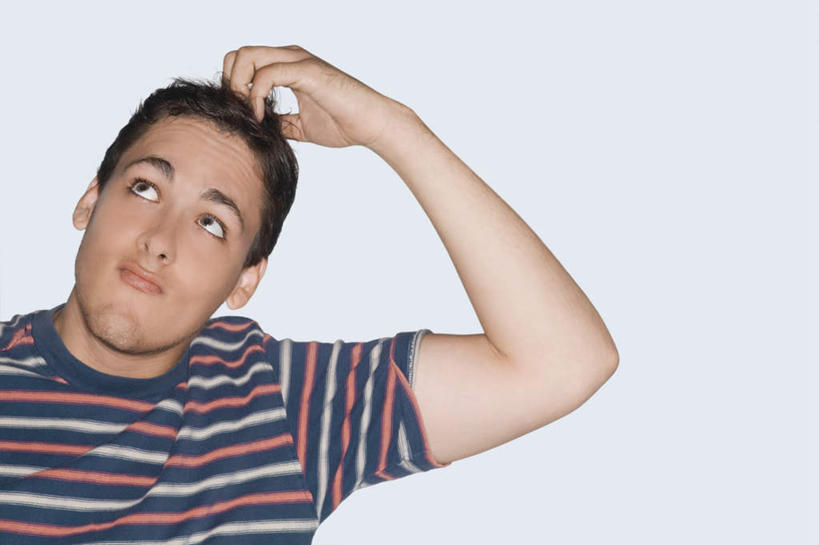 西方人,脑,一个人,横图,室内,白天,正面,欧洲,欧洲人,仅一个男性,仅一个人,服装,注视,休闲装,仅一个年轻男性,衣服,粉色,蓝色,白色,黑色,看,休闲,思考,休闲服,抓,服饰,抓着,关注,思虑,男人,男性,年轻男性,白种人,脑部,脑子,抬头,仰头,半身,彩图,短发