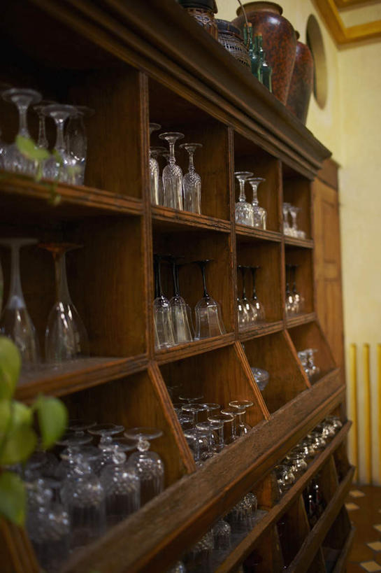 无人,竖图,室内,白天,正面,柜子,杯子,一排,许多,整齐,木制,高脚杯,墙,红酒杯,墙壁,墙面,玻璃制品,排列,白色,酒杯,木制品,橱柜,队列,玻璃杯,彩图