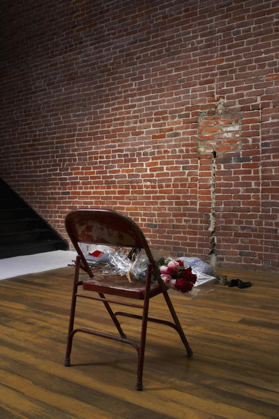 无人,竖图,室内,特写,白天,正面,地板,静物,椅子,一把,木椅,墙,地面,木地板,墙壁,墙面,红色,彩图