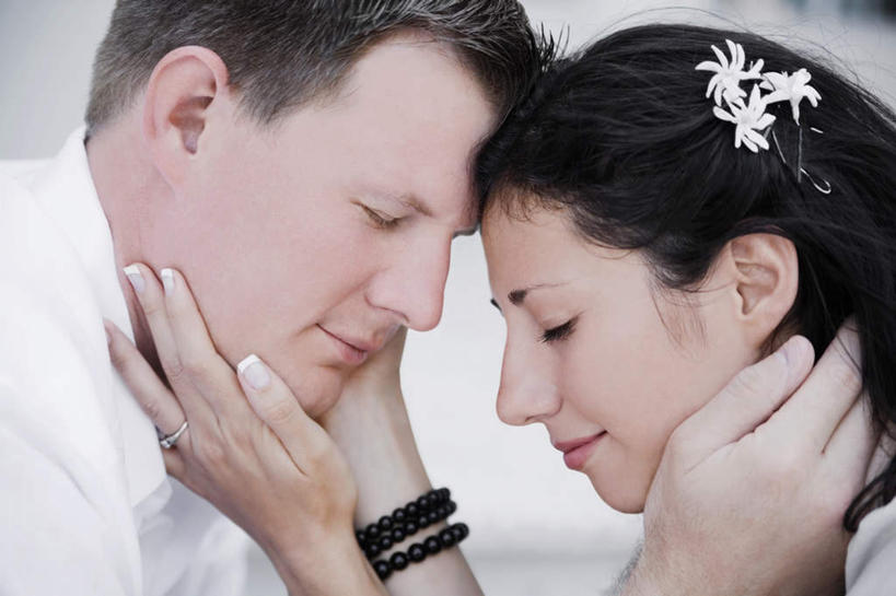 西方人,脸,头,脸颊,两个人,夫妻,站,闭眼,摸,横图,室内,特写,白天,侧面,爱情,金属制品,欧洲,欧洲人,抚摸,朦胧,模糊,金属,浪漫,装饰品,一个,戒指,饰品,首饰,站着,恩爱,恋人,单个,信物,权利,手饰,男人,男性,年轻男性,年轻女性,女人,女性,白种人,头部,脸部,脸蛋,面部,夫妇,情侣,闭眼睛,闭着眼,闭着眼睛,触摸,接触,站立,半身,彩图,伴侣