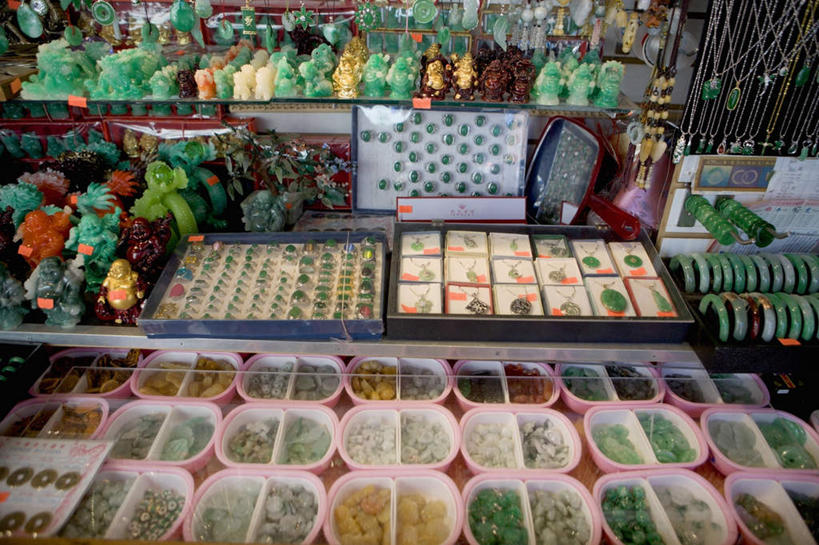 无人,商店,横图,俯视,室内,白天,购物,消费,超市,项链,一堆,一排,许多,吊挂,悬挂,堆叠,堆积,整齐,挂,货物,装饰品,排列,货品,饰品,手链,首饰,展示,金融,百货,手镯,堆,玉器,队列,陈列,选购,贸易,玉石,百货公司,血拼,呈现,彩图,高角度拍摄,购物商场,购物中心,商业中心