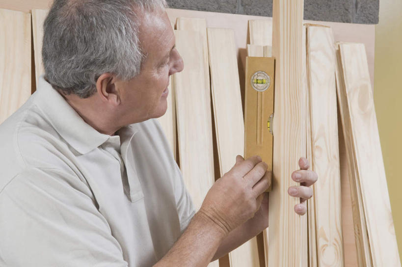 西方人,一个人,站,横图,室内,白天,侧面,欧洲,欧洲人,仅一个男性,仅一个人,一排,许多,握,整齐,木板,木条,拿,拿着,注视,排列,观察,看,站着,仅一个老年男性,握着,观看,察看,队列,关注,老年男性,男人,男性,白种人,站立,半身,彩图