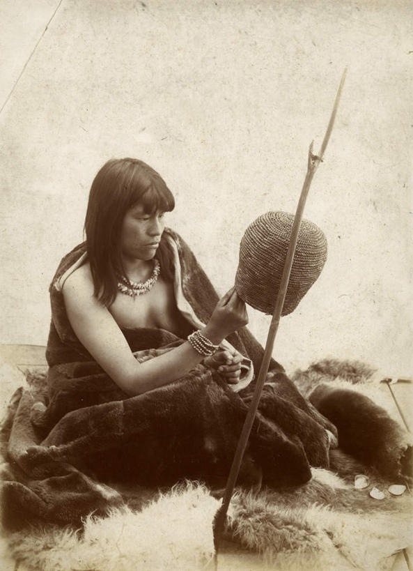 西方人,头发,一个人,坐,交叉,竖图,室外,白天,正面,竹子,欧洲,非洲,黑人,欧洲人,仅一个年轻女性,仅一个女性,仅一个人,握,阴影,竹制,服装,编织,光线,篮子,影子,拿,拿着,注视,裸露,一个,衣服,黑色,竹篮,观察,看,握着,摄影,服饰,影棚,单个,观看,竹条,木棍,皮毛,交织,察看,竹制品,衣着,穿着,关注,泛黄,裸,老照片,衣饰,穿插,旧照,年轻女性,女人,女性,非洲人,长发,坐着,彩图,全身,影棚拍摄,拍摄