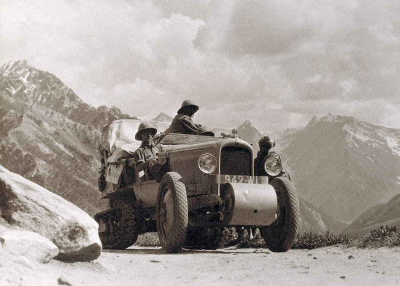 东方人,无人,两个人,坐,横图,室外,白天,正面,制服,草地,草坪,山,雪,雪山,植物,大雪,道路,路,汽车,帽子,亚洲,一辆,阴影,光线,头盔,影子,冰,积雪,山峰,雪景,冬季,冬天,小路,机动车,交通,山峦,黄种人,车,草,树,树木,衣服,绿色,自然,安全帽,交通工具,驾驶,行驶,寒冷,生长,成长,军人,操纵,控制,冰冷,军装,载具,泛黄,军服,老照片,操控,严寒,把持,冰凉,酷寒,凛冽,凛凛,极冷,旧照,男人,男性,年轻男性,亚洲人,坐着,彩图