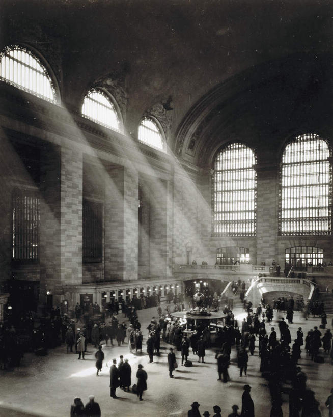 西方人,栏杆,站,走,竖图,室内,白天,正面,窗户,楼梯,城市,车站,照明,欧洲,纽约,美国,欧洲人,阴影,服装,光线,壁灯,扶手,影子,阶梯,拱门,灯光,曼哈顿,轨道,站台,许多人,护栏,月台,中央车站,玻璃窗,台阶,灯,衣服,灯具,站着,一群人,服饰,巨大,庞大,照亮,北美,北美洲,衣着,照明设备,穿着,美洲,泛黄,老照片,纽约州,帝国之州,帝国州,北亚美利加洲,亚美利加洲,衣饰,旧照,宏大,硕大,伟大,大广场车站,大中央车站,大中央火车总站,男人,男性,年轻男性,年轻女性,女人,女性,白种人,步行,散步,站立,走路,彩图,全身,曼哈顿岛