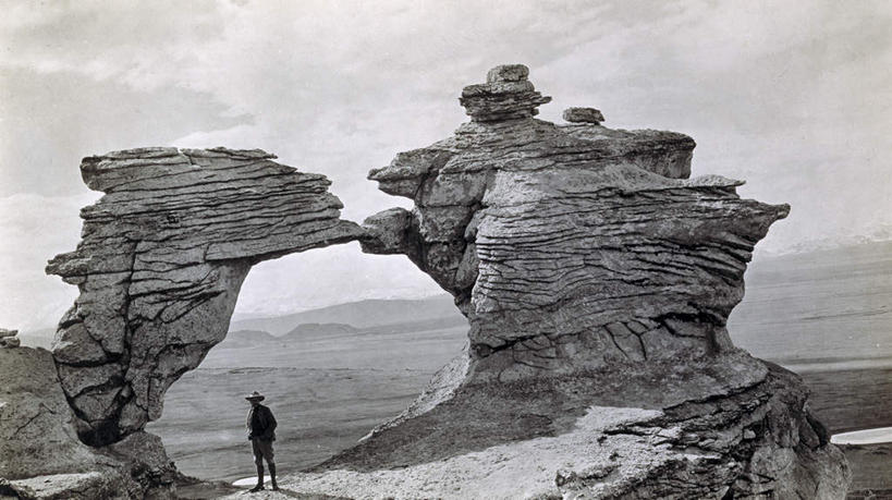 西方人,一个人,无人,站,横图,室外,白天,正面,石头,美景,山,山脉,帽子,欧洲,非洲,黑人,欧洲人,仅一个男性,仅一个人,阴影,堆积,服装,光线,石子,影子,景观,山峰,云,云朵,拱门,山峦,云彩,仅一个年轻男性,衣服,蓝色,白云,蓝天,天空,自然,群山,天,站着,景色,服饰,晴朗,风化,衣着,穿着,自然风光,泛黄,老照片,衣饰,旧照,风蚀,石化,风蚀地貌,岩石层,男人,男性,年轻男性,非洲人,石块,岩石,晴空,站立,彩图