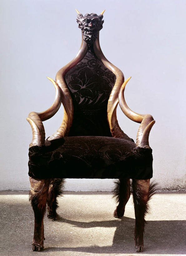 无人,竖图,室内,特写,白天,正面,静物,椅子,阴影,灰色背景,装饰,反射,影子,木椅,一个,摄影,影棚,单个,华丽,修饰,点缀,魔鬼,衬托,美观,雅致,雅观,妖怪,彩图,影棚拍摄,拍摄