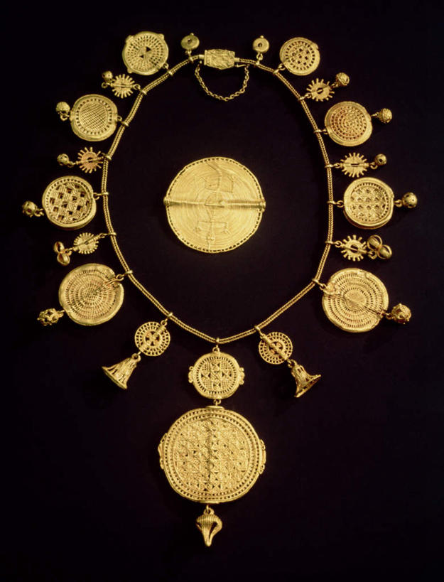 无人,竖图,室内,特写,白天,背景,正面,静物,项链,阴影,黑色背景,朦胧,模糊,装饰,光线,影子,装饰品,黑色,饰品,首饰,金色,摄影,影棚,华丽,修饰,点缀,衬托,美观,雅致,雅观,配景,布景,彩图,影棚拍摄,拍摄