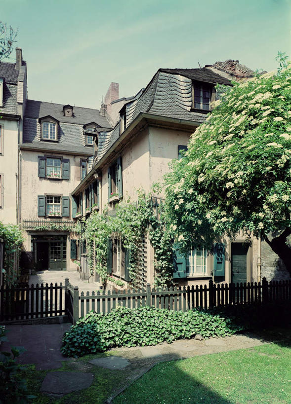 无人,家,竖图,室外,白天,正面,度假,草地,草坪,美景,植物,别墅,城市风光,城市,道路,路,德国,欧洲,阴影,光线,影子,房屋,屋子,景观,公寓,小路,交通,娱乐,洋房,楼房,住宅,草,树,树木,蓝色,绿色,蓝天,天空,阳光,自然,天,享受,休闲,景色,放松,生长,晴朗,成长,西欧,万里无云,德意志联邦共和国,北威州,北莱茵.威斯特法伦州,波恩,晴空,晴空万里,彩图,房子