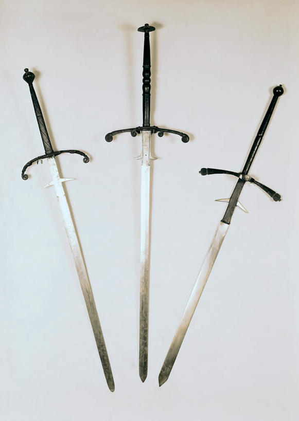 无人,竖图,室内,特写,白天,白色背景,正面,竞争,静物,一排,对抗,整齐,冲突,破坏,排列,三个,武器,战争,摄影,影棚,损坏,剑,攻击,威胁,队列,对立,矛盾,兵器,防御,敌对,挫败,斗争,抗拒,抗衡,杀伤,威慑,危险,彩图,影棚拍摄,拍摄