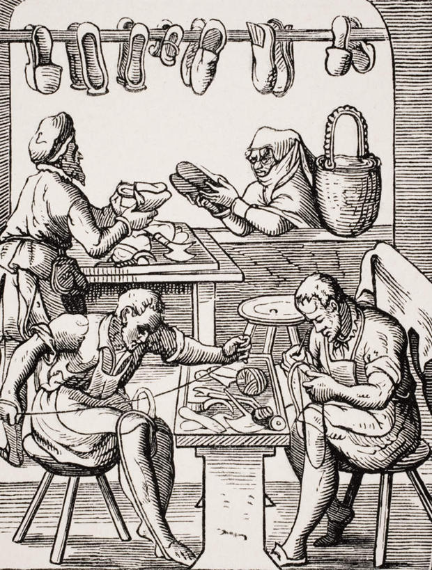 西方人,无人,四个人,伙伴,朋友,鞋匠,站,坐,竖图,黑白,室内,白天,侧面,绘画,友谊,合作,团队,桌子,帽子,鞋子,椅子,欧洲,欧洲人,一排,许多,吊挂,握,悬挂,服装,艺术,整齐,线,办公桌,墙,古典,挂,注视,休闲装,礼帽,文化,墙壁,墙面,排列,衣服,工艺品,低头,观察,看,品味,站着,休闲,休闲服,战略,握着,服饰,观看,缝纫,美术,察看,高雅,队列,关注,美学,联合,合谋,配合,协作,男人,男性,中年男性,白种人,站立,坐着,全身