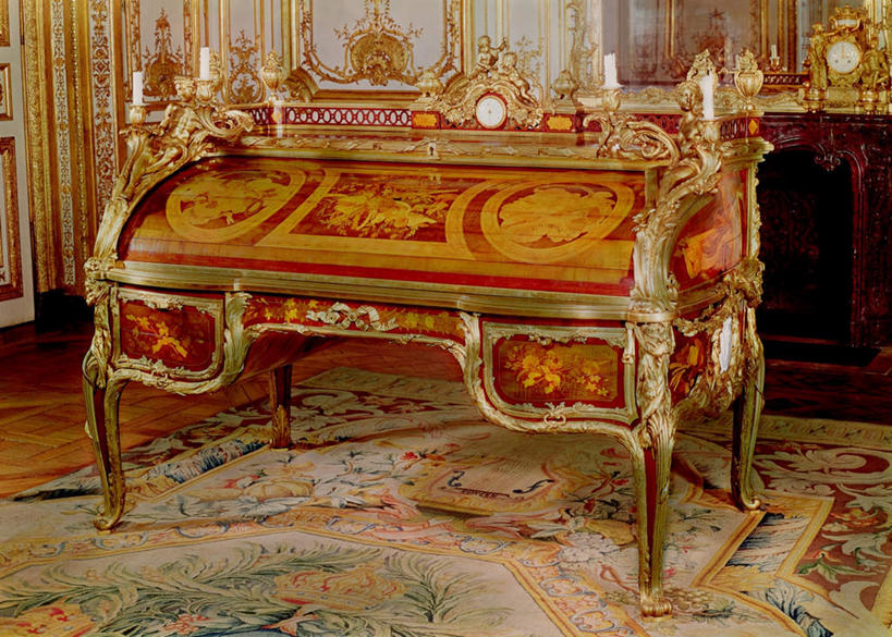 无人,横图,室内,白天,正面,地毯,桌子,阴影,花纹,装饰,编织,光线,木制,影子,手工艺品,织物,书桌,课桌,木制品,工艺品,金色,华丽,修饰,点缀,富贵,忠诚,衬托,美观,雅致,雅观,富丽,华美,名誉,荣华,彩图