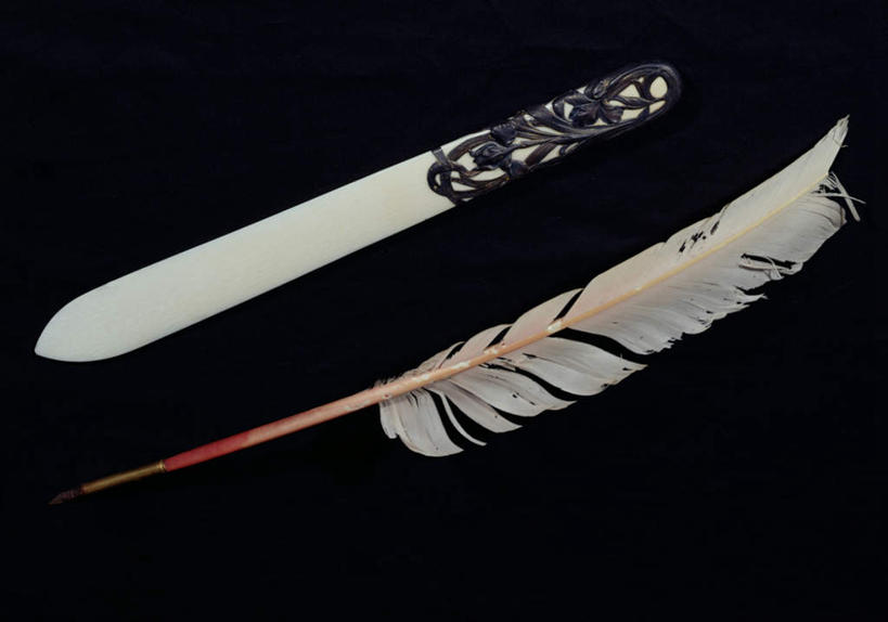 无人,横图,俯视,室内,特写,白天,一把,阴影,黑色背景,光线,笔,影子,办公用品,刀具,文具,一个,学习用品,刀,摄影,影棚,单个,羽毛笔,文具用品,彩图,高角度拍摄,影棚拍摄,拍摄