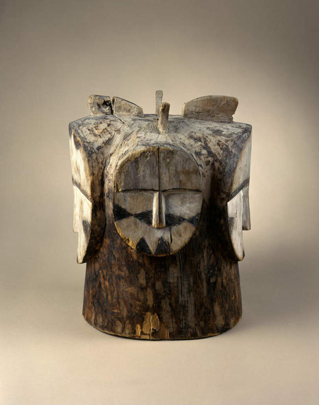 无人,竖图,室内,特写,白天,正面,静物,帽子,金属制品,阴影,灰色背景,反射,金属,头盔,影子,文物,一个,安全帽,摄影,影棚,单个,古物,彩图,影棚拍摄,拍摄