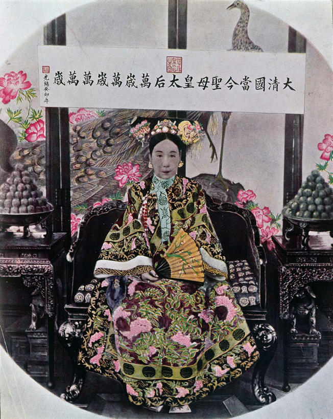 东方人,一个人,无人,坐,竖图,室内,白天,正面,民族服装,绘画,窗户,孔雀,鸟,野生动物,油画,亚洲,仅一个女性,仅一个人,旗袍,艺术,装饰,盛开,鸟类,标志,头饰,文字,字符,古典,美丽,花蕾,注视,黄种人,文化,标识,花,花瓣,花朵,鲜花,一只,动物,工艺品,花苞,花蕊,观察,看,品味,汉字,可爱,搭,仅一个老年女性,活泼,观看,华丽,修饰,美术,吉祥,点缀,察看,高雅,搭着,关注,中国文化,中文,华贵,善良,皇后,美学,衬托,美观,雅致,雅观,国文,华文,慈禧,慈禧太后,西太后,越鸟,百鸟之王,太后,孝钦显皇后,叶赫那拉.杏贞,老年女性,女人,女性,亚洲人,坐着,半身,彩图,传统服装,民俗服,传统文化