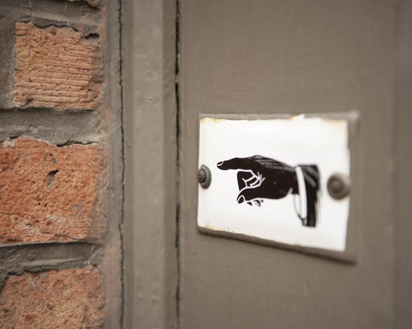 手,无人,横图,室外,特写,白天,正面,旅游,度假,石头,门,标志建筑,地标,建筑,静物,比利时,欧洲,指,朦胧,模糊,木制,石子,墙,门牌,首都,方向,娱乐,建设,墙壁,墙面,一个,木制品,门框,手势,享受,休闲,手部,旅游胜地,放松,单个,指向,食指,西欧,布鲁塞尔,省会,比利时王国,布鲁日,西佛兰德省,石块,彩图