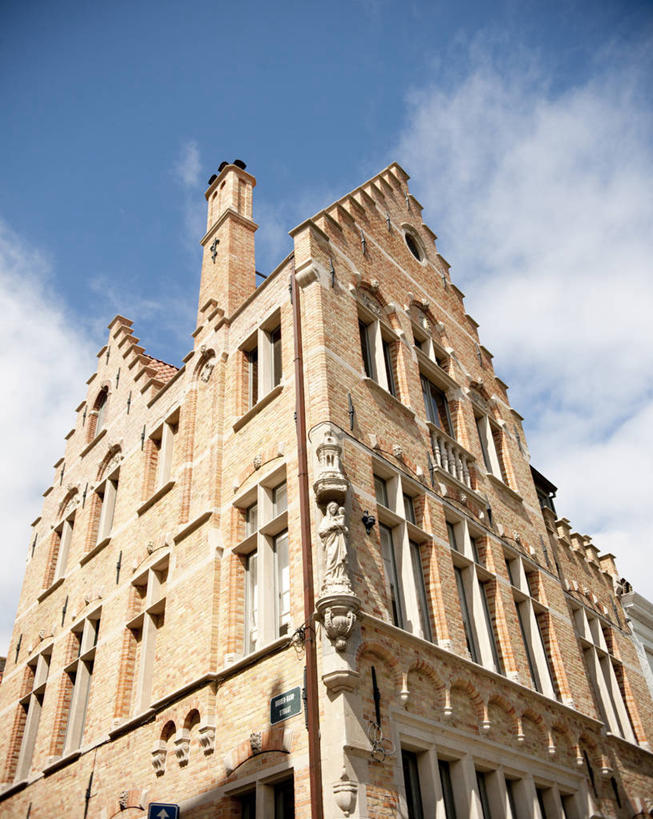 无人,家,竖图,室外,白天,仰视,度假,美景,窗户,落地窗,城市风光,城市,雕塑,比利时,欧洲,一排,许多,阴影,艺术,整齐,装饰,光线,雕刻,雕像,影子,柱子,房屋,墙,屋子,景观,云,云朵,很多,云彩,娱乐,楼房,玻璃窗,墙壁,墙面,住宅,排列,一个,蓝色,白云,蓝天,天空,阳光,自然,工艺品,天,享受,休闲,景色,放松,晴朗,单个,纪念,美术,西欧,队列,自然风光,主题,陈列,省会,功能,美学,比利时王国,布鲁日,西佛兰德省,晴空,彩图,低角度拍摄,房子