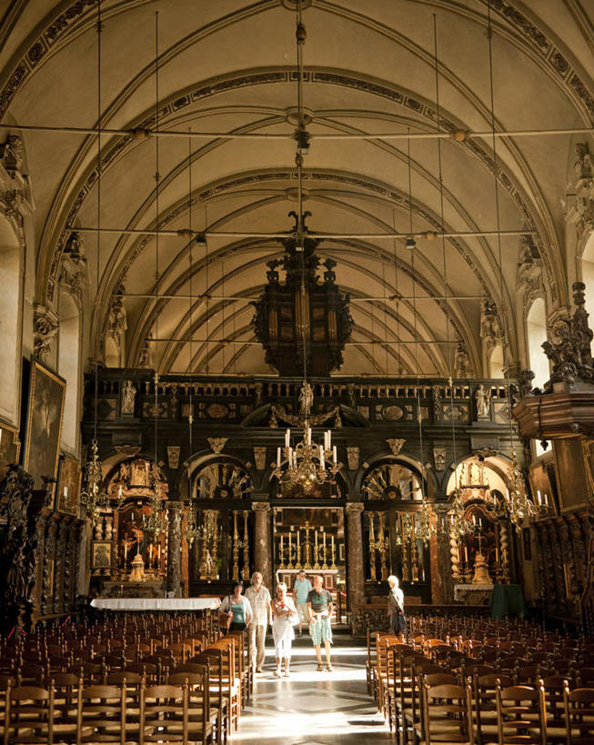 西方人,教堂,站,竖图,室内,白天,正面,旅游,度假,窗户,落地窗,标志建筑,地标,建筑,椅子,照明,比利时,欧洲,欧洲人,五个人,一排,许多,阴影,服装,裤子,节日,整齐,光线,包,书包,影子,木椅,墙,灯光,很多,许多人,注视,休闲装,文化,娱乐,建设,吊灯,玻璃窗,墙壁,墙面,灯,排列,衣服,阳光,背包,灯具,观察,看,祈祷,站着,一群人,享受,休闲,健康,休闲服,旅游胜地,放松,许愿,宗教,服饰,信仰,观看,纪念,祈求,单肩包,照亮,察看,照明设备,西欧,队列,关注,省会,比利时王国,布鲁日,西佛兰德省,平安,白种人,站立,彩图,全身