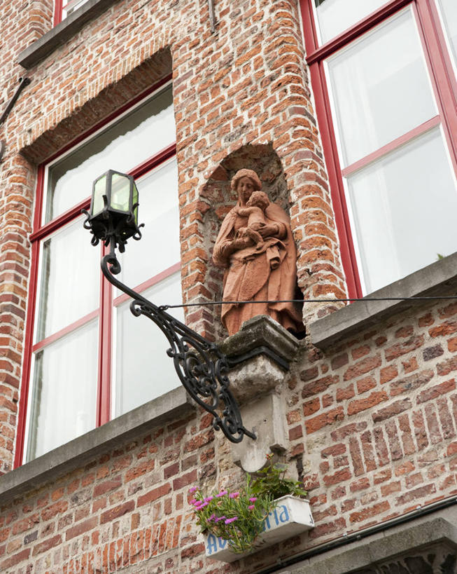 无人,竖图,室外,白天,仰视,旅游,度假,美景,窗户,落地窗,路灯,照明,雕塑,比利时,欧洲,一排,许多,阴影,艺术,整齐,装饰,光线,英文,标志,雕刻,雕像,文字,影子,字符,字母,墙,景观,灯光,木船,很多,娱乐,标识,玻璃窗,墙壁,墙面,灯,排列,一个,阳光,自然,工艺品,享受,休闲,景色,放松,单个,纪念,英文字母,照亮,美术,照明设备,西欧,队列,自然风光,主题,陈列,省会,功能,美学,比利时王国,布鲁日,西佛兰德省,彩图,低角度拍摄