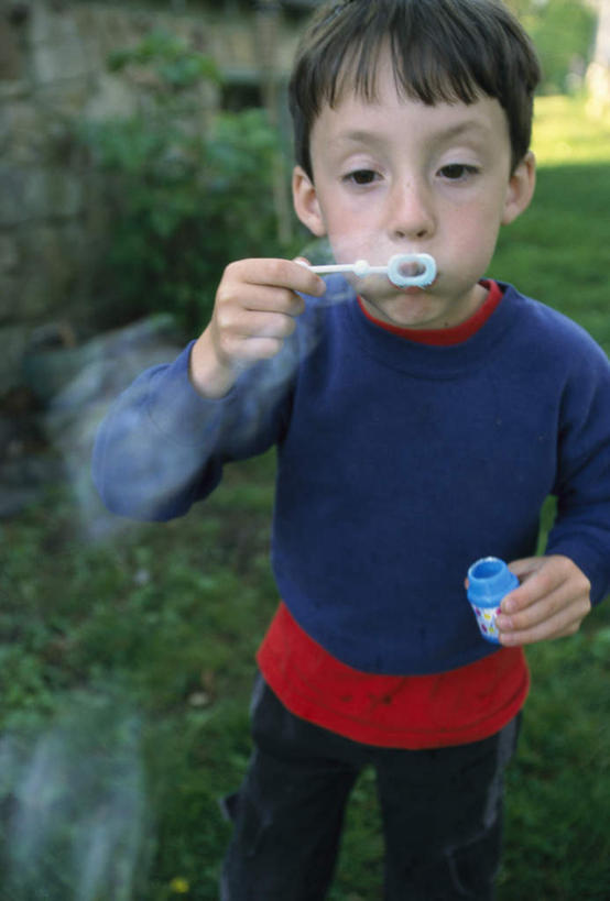 西方人,儿童,一个人,站,竖图,俯视,室外,白天,游戏,纯洁,草地,草坪,石头,植物,玩具,欧洲,欧洲人,仅一个男性,仅一个人,握,阴影,服装,光线,石子,影子,拿,玩,拿着,注视,休闲装,娱乐,草,小孩,衣服,绿色,阳光,吹,观察,看,站着,仅一个小孩,休闲,休闲服,可爱,童年,童趣,益智,握着,服饰,观看,活动,察看,发泄,关注,消遣,智力,泡泡机,童真,烂漫,无邪,宣泄,天真,男孩,男人,男性,白种人,孩子,石块,玩耍,嬉戏,站立,半身,彩图,高角度拍摄,男生