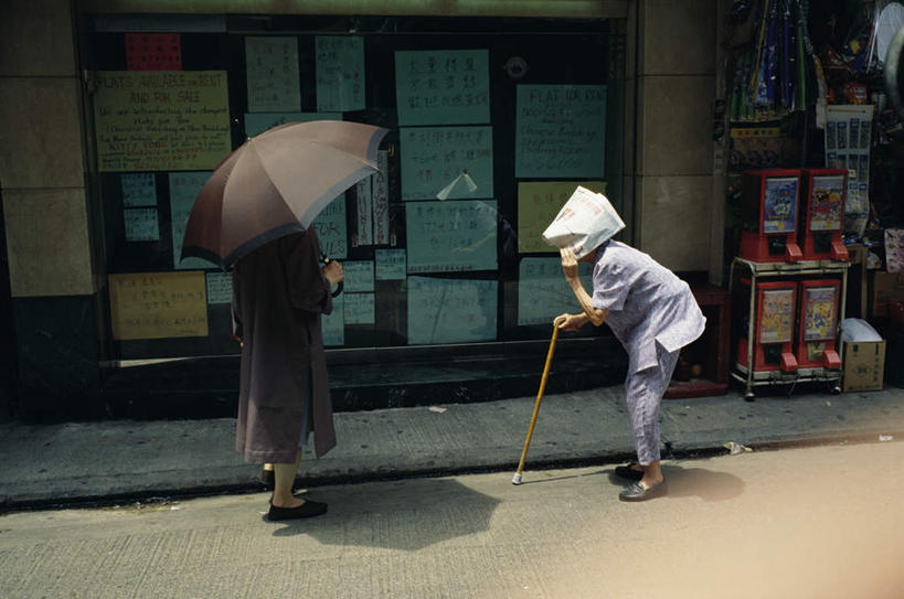 东方人,两个人,举,横图,俯视,室外,白天,民族服装,窗户,玻璃,亚洲,撑开,握,服装,节日,工具,伞,雨伞,遮阳伞,墙,古典,拿,拿着,黄种人,文化,阳伞,传统,玻璃窗,墙壁,墙面,玻璃制品,衣服,打开,祈祷,托,健康,器械,握着,许愿,宗教,服饰,信仰,拐杖,纪念,古装,祈求,手杖,开启,医疗器械,辅助设备,韵味,平安,老年女性,女人,女性,亚洲人,举起,举手,举着,向上举,向上伸,向上托,彩图,高角度拍摄,全身,传统服装,民俗服