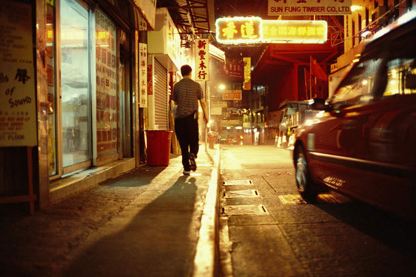 东方人,商店,走,横图,彩色,室外,夜晚,霓虹灯,汽车,亚洲,仅一个男性,仅一个人,一辆,吊挂,停靠,悬挂,灯光,七彩,挂,黄种人,光源,商铺,霓虹,广告,车,灯,仅一个年轻男性,背面,交通工具,轿车,照明设备,载具,氖灯,市肆,商号,亚洲人,步行,散步,走路,彩图,全身,店铺