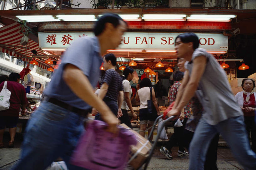 东方人,走,横图,室内,白天,仰视,节能,照明,亚洲,服装,环保,英文,标志,灯泡,文字,字符,字母,许多人,注视,休闲装,黄种人,标识,灯,节能灯,衣服,灯具,观察,看,一群人,休闲,休闲服,服饰,能源,观看,英文字母,货车,照亮,察看,关注,低碳,照明工具,荧光灯,亚洲人,步行,散步,走路,半身,彩图,低角度拍摄