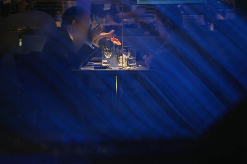 东方人,商务人士,商务男性,坐,吃,横图,室内,白天,侧面,衬衫,餐桌,窗户,桌子,玻璃,亚洲,仅一个男性,仅一个人,撑,握,阴影,套装,装饰,光线,影子,灯光,拿,拿着,黄种人,玻璃窗,玻璃制品,仅一个年轻男性,握着,餐台,华丽,修饰,点缀,撑着,商务装,工薪阶层,衬托,美观,雅致,雅观,亚洲人,白领,上班族,嚼,食,坐着,半身,彩图,衬衣