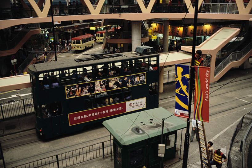 无人,栏杆,横图,俯视,室外,白天,度假,美景,城市风光,城市,道路,路,公路,公共汽车,金属制品,香港,中国,亚洲,金属,英文,标志,文字,栅栏,字符,字母,景观,篱笆,围栏,巴士,公交车,交通,娱乐,标识,护栏,广告,车,缆车,绳子,交通工具,享受,休闲,景色,放松,英文字母,绳索,港,载具,缆绳,东亚,索道,铜锣湾,香港特别行政区,港澳台,中华人民共和国,缆索铁路,马路,彩图,高角度拍摄